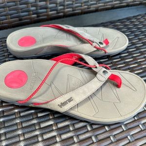 Vionic Vibram Cascade Active Sandals/flip flops Women’s Size 9 Hiking Walking